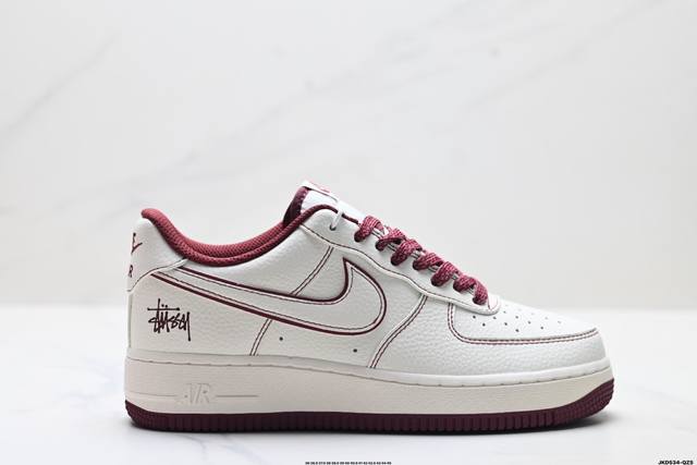 公司级耐克Nike Air Force 1’07空军一号低帮百搭休闲运动板鞋。柔软、弹性十足的缓震性能和出色的中底设计，横跨复古与现代的外型结合，造就出风靡全球