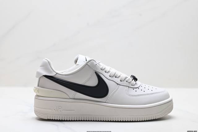 公司级Ambush X Nike Air Force 1‘07 Low 耐克 空军一号联名 低帮休闲板鞋 鞋款鞋身以及内衬均采用了纯色皮革打造 标志性的超大Sw