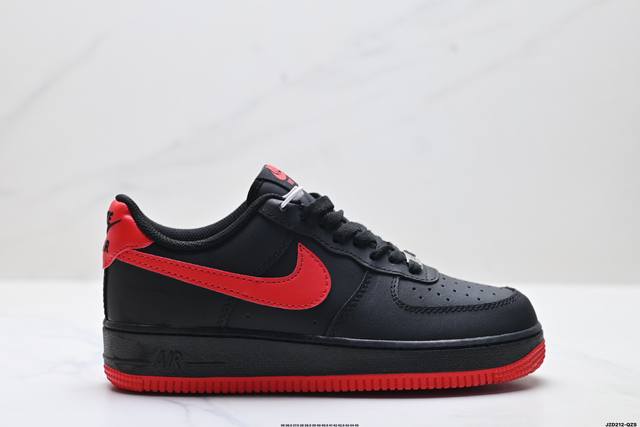 真标耐克Nike Air Force 1’07空军一号低帮百搭休闲运动板鞋。柔软、弹性十足的缓震性能和出色的中底设计，横跨复古与现代的外型结合，造就出风靡全球三