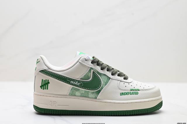 真标耐克Nike Air Force 1’07空军一号低帮百搭休闲运动板鞋。柔软、弹性十足的缓震性能和出色的中底设计，横跨复古与现代的外型结合，造就出风靡全球三