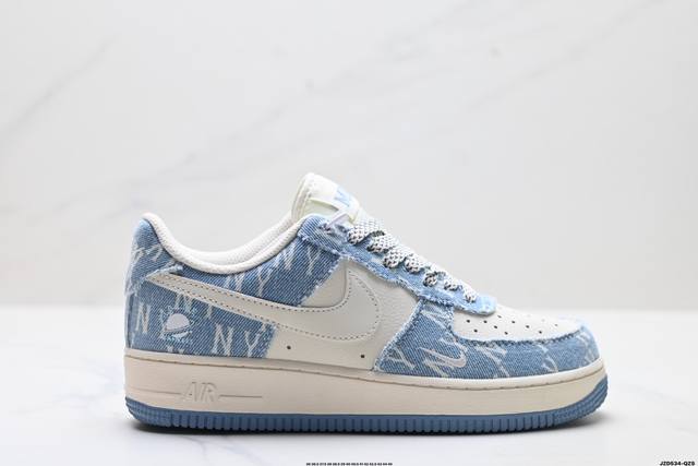 真标耐克Nike Air Force 1’07空军一号低帮百搭休闲运动板鞋。柔软、弹性十足的缓震性能和出色的中底设计，横跨复古与现代的外型结合，造就出风靡全球三