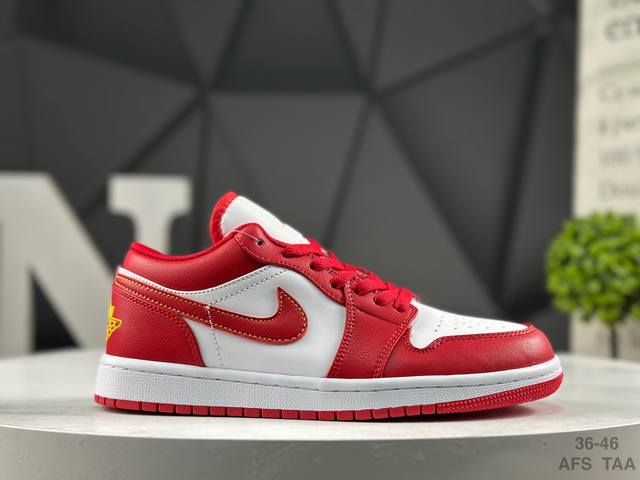 耐克 Air Jordan 1 Low 低帮 蓝柠檬 Aj1 乔丹1代 Aj1 乔1 低邦 蓝黄拼接 乔丹篮球鞋系列 鞋身采用蓝色皮革勾勒轮廓，明黄色注入后跟收