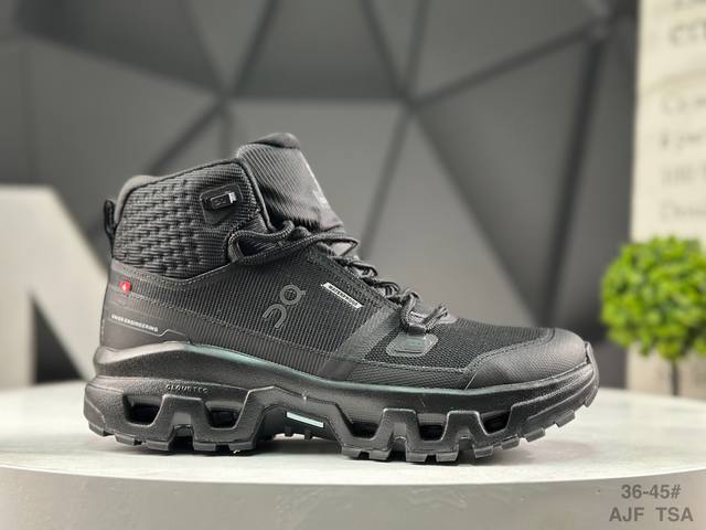 On 昂跑 Cloudrock Mid Wp 高帮 轻量运动休闲鞋！脚感很舒服，鞋底柔软且包裹性好，上脚显腿长，不用系鞋带很方便～ 不管休闲还是运动都很百搭。