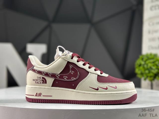 耐克 Nike Air Force 1‘07 空军一号低帮百搭休闲运动板鞋。柔软、弹性十足的缓震性能和出色的中底设计，横跨复古与现代的外型结合，造就出风靡全球三