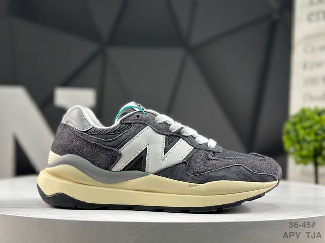 Nb5740系列 凭借多种严选的优质素材重塑出让人耳目一新又充满层次感的革新中低结构。为呼应90年代的巨大化潮流，鞋侧也点题采用了相应的巨大化Logo，并且加上