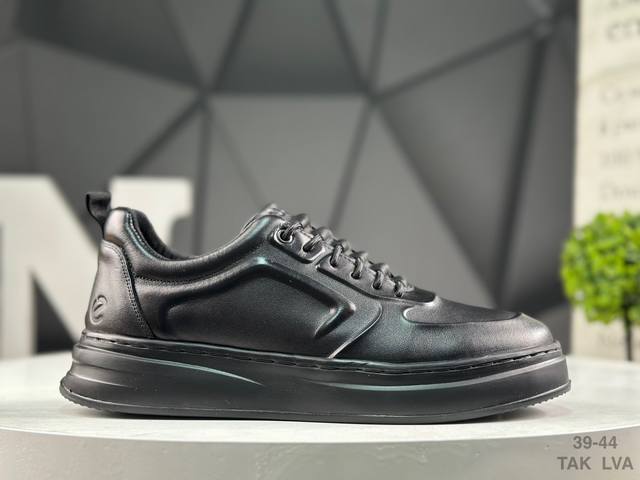 Ecco爱步男鞋轻便透气舒适耐穿 亲肤吸汗舒适内里 防滑防磨 持久干爽 简约粗绳系带 穿脱更加方便 柔韧防滑大底 鞋底立体凹槽 凹凸花纹加持 增强防滑减震性能