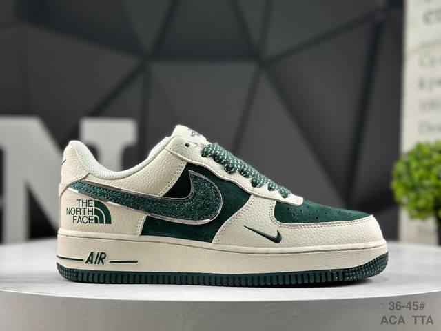 耐克 Nike Air Force 1‘07 空军一号低帮百搭休闲运动板鞋。柔软、弹性十足的缓震性能和出色的中底设计，横跨复古与现代的外型结合，造就出风靡全球三