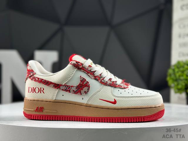 耐克 Nike Air Force 1‘07 空军一号低帮百搭休闲运动板鞋。柔软、弹性十足的缓震性能和出色的中底设计，横跨复古与现代的外型结合，造就出风靡全球三