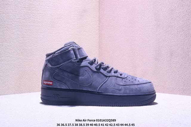 藏蓝麂皮的魅力在这双Supreme X Nike Air Force 1 Mid上体现得淋漓尽致！整鞋采用细腻的翻毛麂皮打造，海军蓝的色调沉稳又高级，不同光线下
