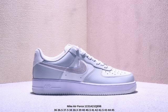 真标耐克Nike Air Force 1’07空军一号低帮百搭休闲运动板鞋。柔软、弹性十足的缓震性能和出色的中底设计，横跨复古与现代的外型结合，造就出风靡全球三