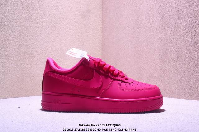 耐克Nike Air Force 1’07 Low空军一号低帮百搭休闲运动板鞋。柔软、弹性十足的缓震性能和出色的中底设计，横跨复古与现代的外型结合，造就出风靡全