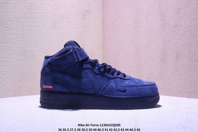 藏蓝麂皮的魅力在这双Supreme X Nike Air Force 1 Mid上体现得淋漓尽致！整鞋采用细腻的翻毛麂皮打造，海军蓝的色调沉稳又高级，不同光线下