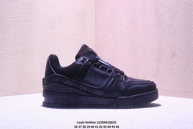 Louis Vuitton 路易威登 男女鞋配置厚实抽屉礼品鞋盒，采用荔枝纹纤维革组合粒面牛剖革鞋面材质，鞋垫嵌入软脚感Eva物料，外置Tpr光泽隔色鞋底法国巴