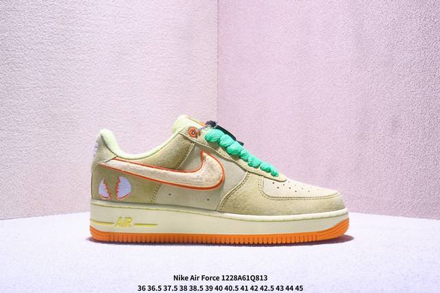耐克 Nike Air Force 1 ’07 空军一号低帮百搭休闲运动板鞋。柔软、弹性十足的缓震性能和出色的中底设计，横跨复古与现代的外型结合，造就出风靡全球