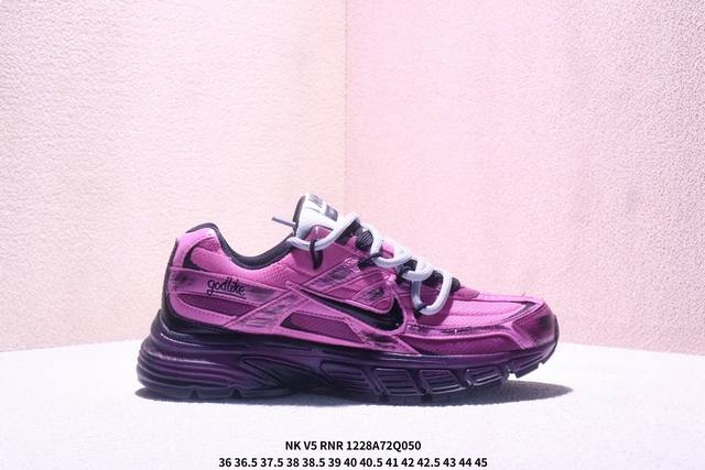公司级Nk V5 Rnr 舒适百搭防滑耐磨低帮跑步鞋 舒适有型适合日常穿着 该鞋款延续千禧年经典设计搭载泡绵中底 厚实而轻盈匠心细节巧搭立体耐克勾标志焕新演绎复