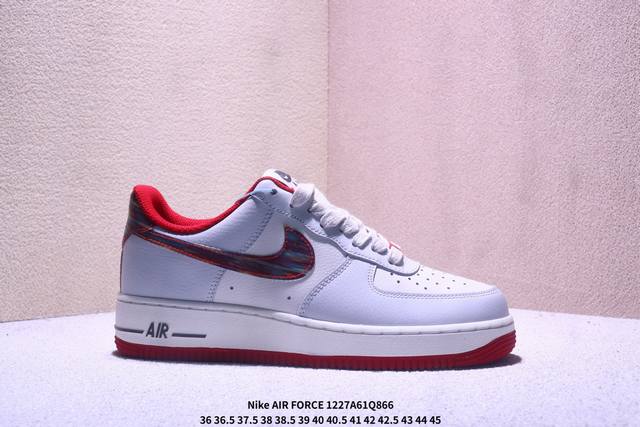 耐克 Nike Air Force 1 ’07 空军一号低帮百搭休闲运动板鞋。柔软、弹性十足的缓震性能和出色的中底设计，横跨复古与现代的外型结合，造就出风靡全球