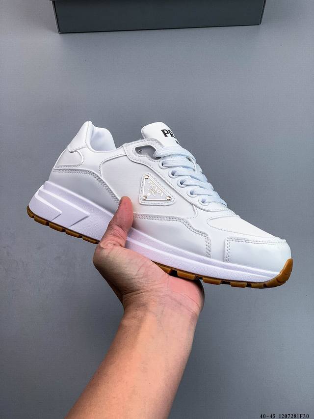 prada 普拉达 prax 01 三角徽标装饰 低帮生活休闲鞋 男款 鞋面采用皮革材质制作。鞋侧饰有珐琅三角形徽标。耐磨橡胶材质制作鞋底。 prax 01运动