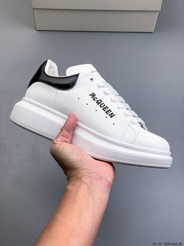 Alexander Mcqueen 麦昆 经典款 想不出有任何理由不收它！面料采用进口丝绸亚光原版牛皮 最新材料 水染羊皮内里，牛皮垫脚 原版大底 回弹度极佳