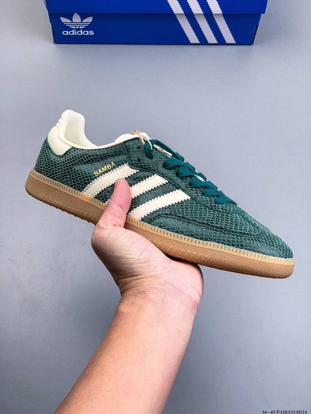 Adidas Samba Og 经典德训鞋休闲板鞋 Adidas 近70年的经典Samba Og 修长的鞋楦,略微尖尖的鞋头,翻毛皮的鞋头拼接,这些我们都看得到