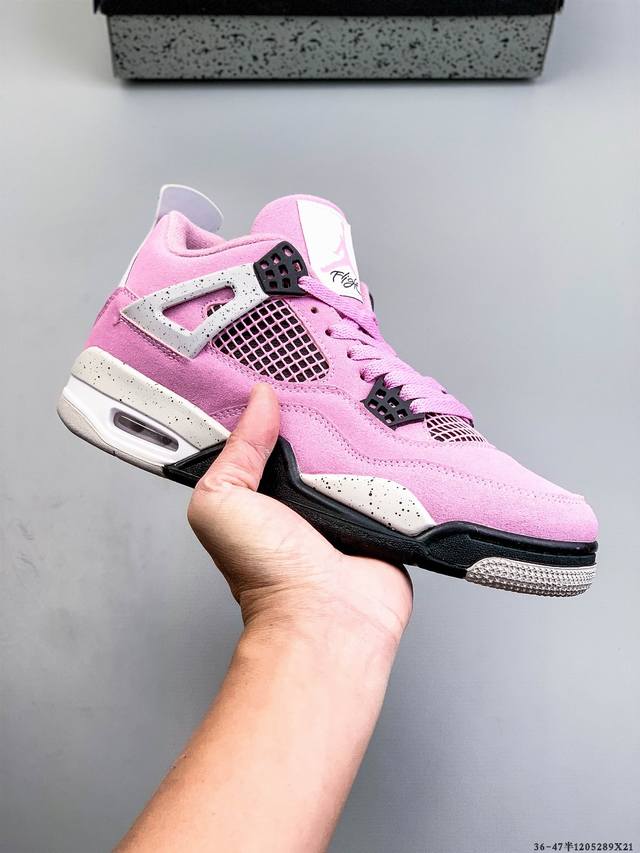 Air Jordan 4 Aj4代中帮复古休闲运动文化篮球鞋。秉承轻量化的速度型篮球鞋设计思想完成设计，降低重量的同时提升舒适度，中底延续前作使用了分离式后掌可