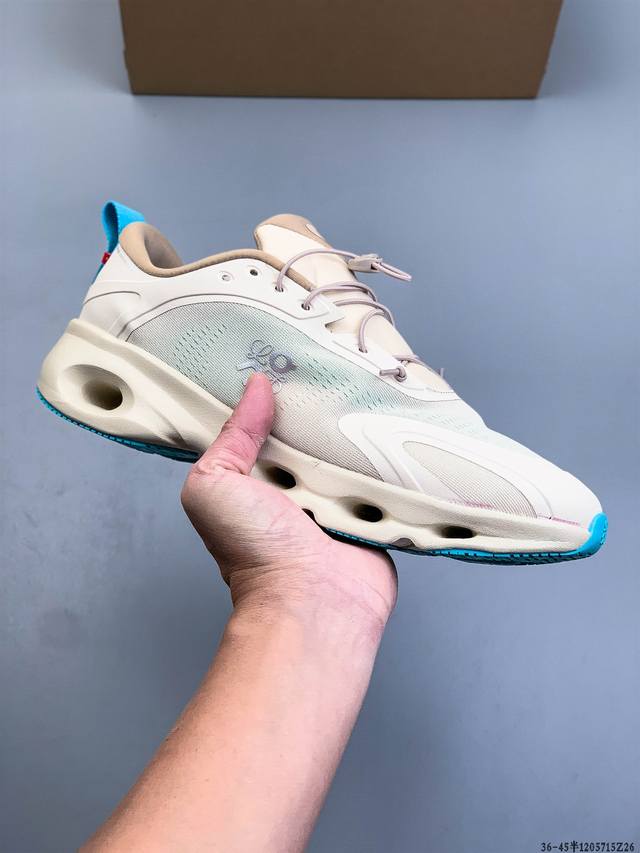 Loewe X On昂跑全新Cloudsolo联名系列缓震透气休闲运动鞋 鞋面采用On的技术网布，搭配印有Loewe经典“鹅卵石”图案的调节束扣，鞋舌与鞋身随处