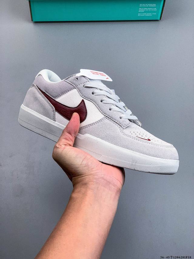 耐克Nike Sb Force 58是一款将前沿创新带入街头的单品，它具有硫化杯底，具有出色的耐用性和灵活性。使用帆布和绒面革，在饰面上放置通风口，它自始至终都