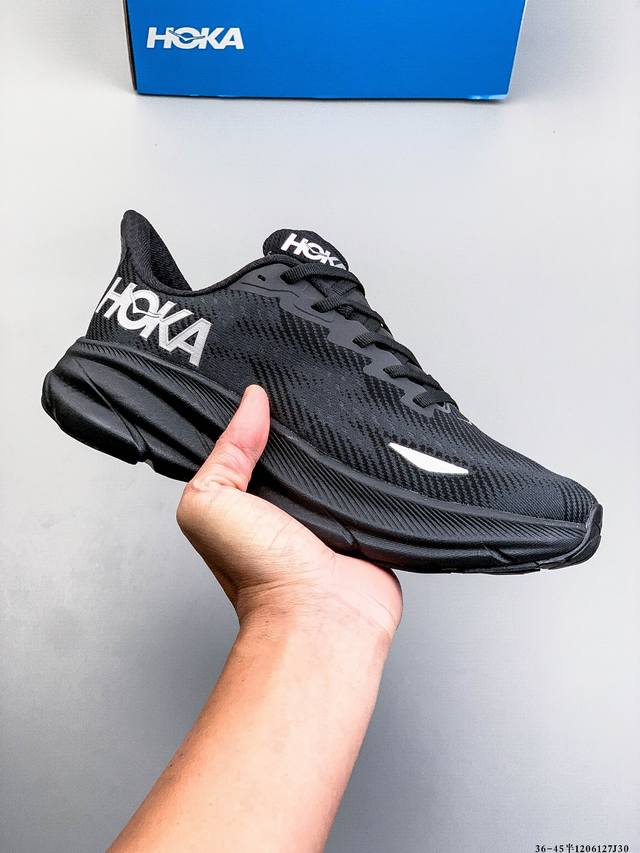 Hoka One One 克利夫顿9 轻量级缓震跑步鞋！鞋款延续克利夫顿的最佳品质，继续呈现极致柔软和超凡轻盈的完美组合。 全新的鞋面加大透气网孔，提升后跟部位