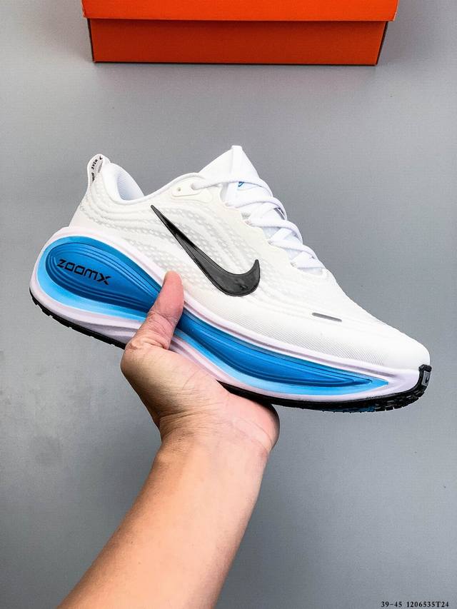 公司级！Nike Vomero plus 耐克 舒适减震防滑 低帮跑步鞋 全掌Reactx泡绵中底 前掌和后跟还配备了Air Zoom气垫单元 据说跑起来更快更