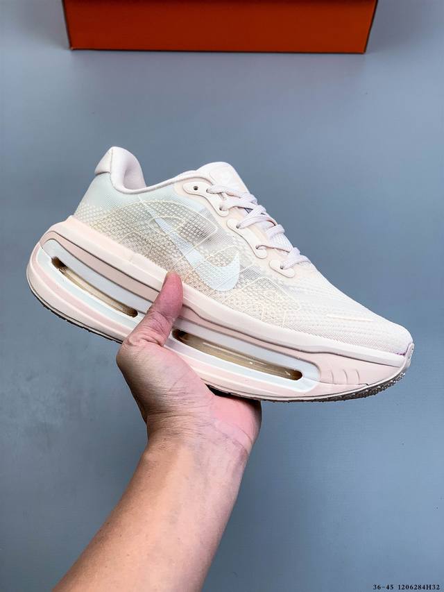 公司级！Nike Vomero premium 耐克顶级迈柔 路跑鞋，通过超强缓震与舒适度的全面提升令跑步更加轻松，缓解冲击压力，加快恢复节奏。 Nike Vo