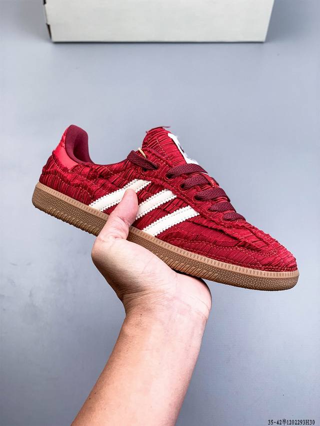 公司级 Adidas Originals Samba Og 阿迪达斯 桑巴舞系列绅士德训足球风百搭低帮休闲运动板鞋 这款板鞋展示了高质量的工艺 带有装饰的超锁缝