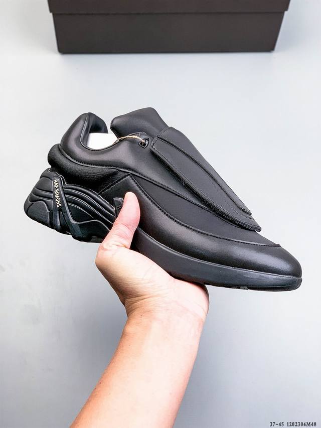 公司级 Raf Simons Cylon-21 潮流运动 织物皮革 圆头系带 低帮休闲鞋 采用光滑皮革 网眼和绒面革制成 饰有橡胶细节 具有系带封口 圆头款式