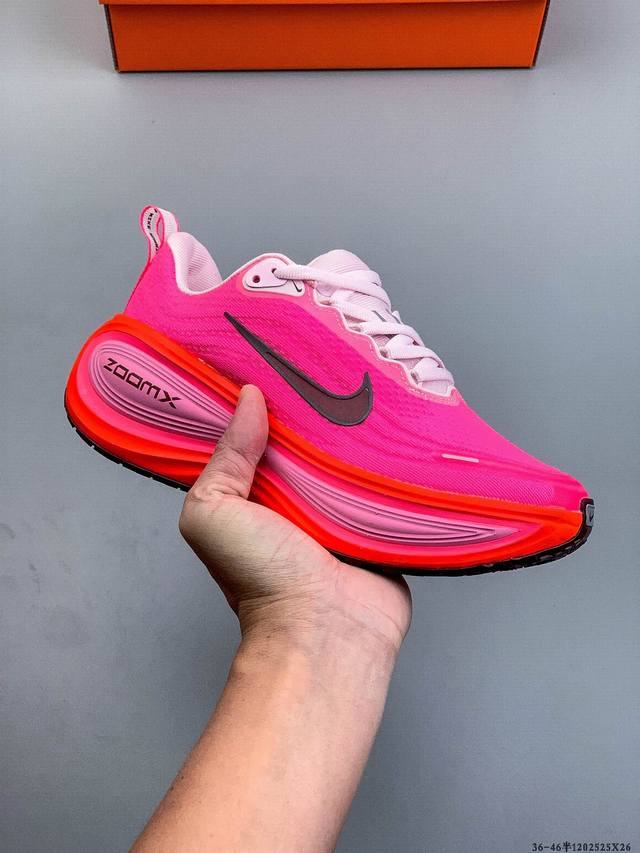 公司级！Nike Vomero plus 耐克 舒适减震防滑 低帮跑步鞋 全掌Reactx泡绵中底 前掌和后跟还配备了Air Zoom气垫单元 据说跑起来更快更