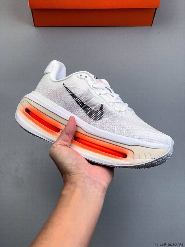 公司级！Nike Vomero premium 耐克顶级迈柔 路跑鞋，通过超强缓震与舒适度的全面提升令跑步更加轻松，缓解冲击压力，加快恢复节奏。 Nike Vo