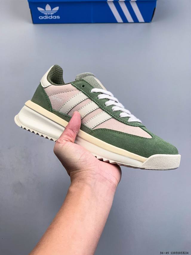 阿迪达斯Adidas Sl 72 Rtn 全新重置版本，将这款复古鞋型用尼龙材质呈现，搭载了Boost中底，鞋型日常百搭，最终拼接麂皮材质，让该鞋型上脚既有舒适