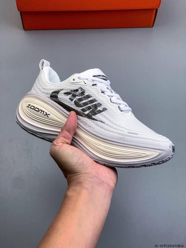 公司级！Nike Vomero plus 耐克 舒适减震防滑 低帮跑步鞋 全掌Reactx泡绵中底 前掌和后跟还配备了Air Zoom气垫单元 据说跑起来更快更