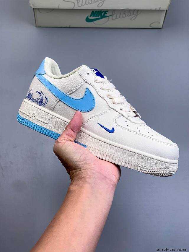 原楦数据纸版，采用硬质优质皮革鞋面材质，内置全掌Air Sole气垫。耐克 Nike Air Force 1 Low 空军一号低帮百搭休闲运动板鞋 120338