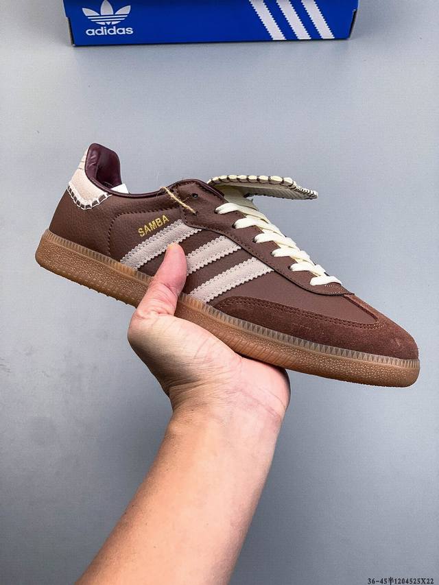 Adidas Samba Og 经典德训鞋休闲板鞋 Adidas 近70年的经典Samba Og 修长的鞋楦,略微尖尖的鞋头,翻毛皮的鞋头拼接,这些我们都看得到