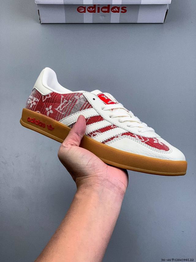 Adidas Samba Og 经典德训鞋休闲板鞋 Adidas 近70年的经典Samba Og 修长的鞋楦,略微尖尖的鞋头,翻毛皮的鞋头拼接,这些我们都看得到