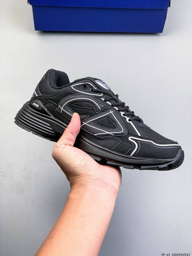 Dior 迪奥 B30 复古风透气百搭休闲鞋 B30运用了质感细腻的皮革与网眼布面材质拼接成鞋身，鞋身两侧贴有显眼的字母Cd表明身份，为Christian Di