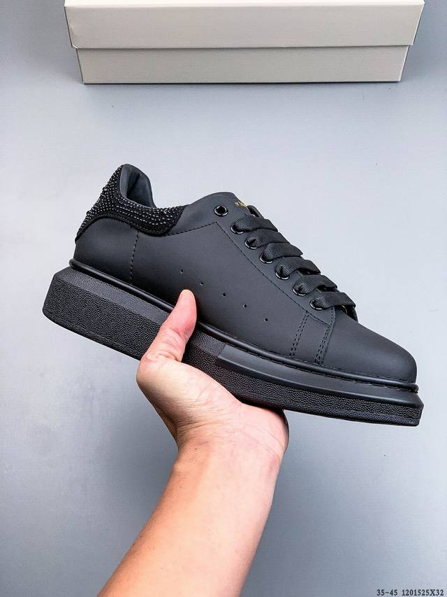 Alexander Mcqueen 麦昆 经典款 想不出有任何理由不收它！面料采用进口丝绸亚光原版牛皮 最新材料 水染羊皮内里，牛皮垫脚 原版大底 回弹度极佳