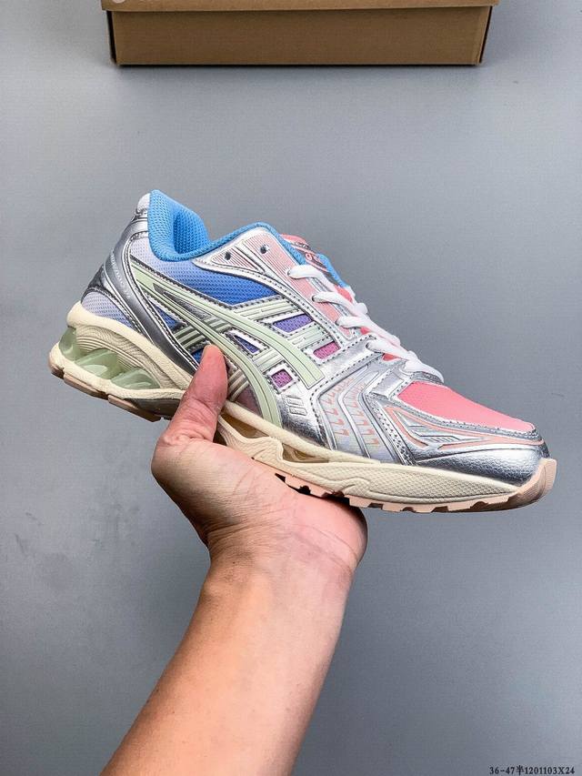 采用环保太空合成革配合透气网眼布鞋面材质#中底3D可视Gel缓震胶效果#升级Eva全新缓震中底部位科技组合耐磨橡胶外底片13年前经典首度回归,复刻魅力难挡！日本