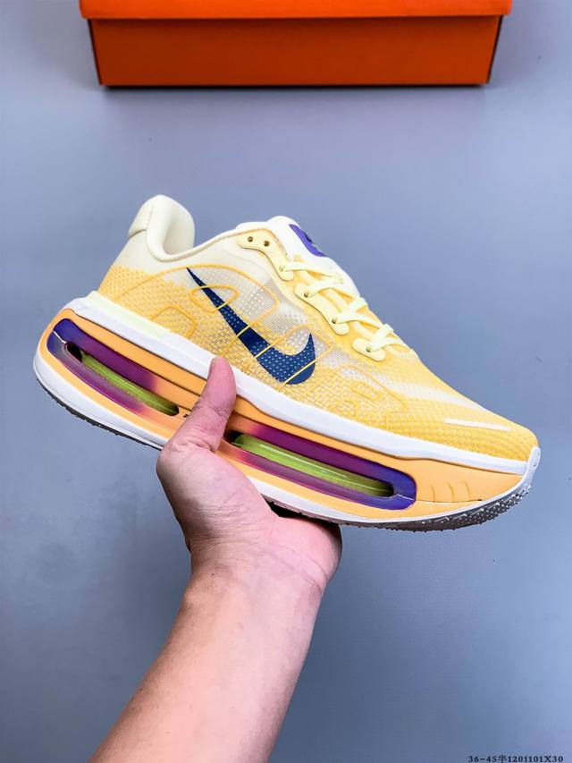 公司级！Nike Vomero premium 耐克顶级迈柔 路跑鞋，通过超强缓震与舒适度的全面提升令跑步更加轻松，缓解冲击压力，加快恢复节奏。 Nike Vo