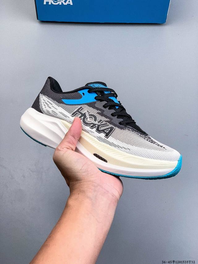 霍卡 原楦开发纸版楦型，采用高科技合成网纱鞋面材质，搭载轻量化peba超临界发泡中底,脚感更软弹，外置防滑耐磨橡胶底片畅快回弹敢跑出色，美国新兴跑鞋品牌 One