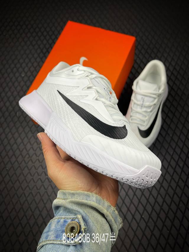 B 耐克Nike M Zoom Vapor pro 3 Hc 篮球鞋 采用了Em工程面料打造，而鞋底全掌React缓震方案，鞋面除了网面设计，穿着感受和实战性能
