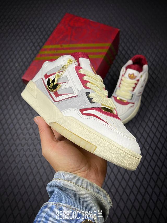 C 公司级阿迪达斯Drop Step Low 2.0 经典板鞋运动鞋 三叶草新款 校园休闲运动板鞋。Adidas Drop Step不断演变，不是只有明星或铁杆