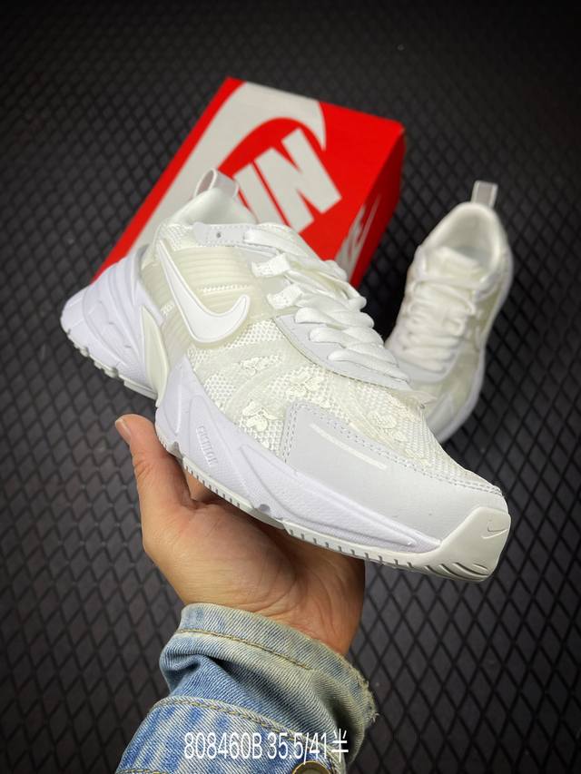 B 公司级Nike V2K Run 复古风潮 耐克 网面透气运动鞋 灰银紧致的鞋面材质提供良好的包裹性鞋侧 Swoosh以及鞋头部分搭配增添不少亮点的镀铬细节鞋