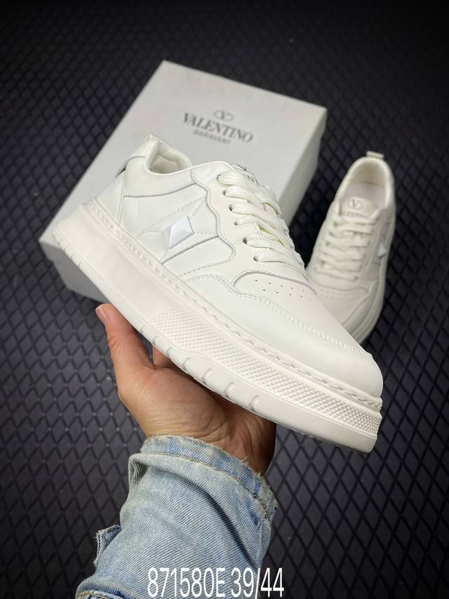 秒杀 E 双十二 超级特价福利 Valentino 华伦天奴 Rockstud Untitled 厚底休闲铆钉小白鞋 明星同款 软羊皮低帮运动板鞋 经典百搭款绗