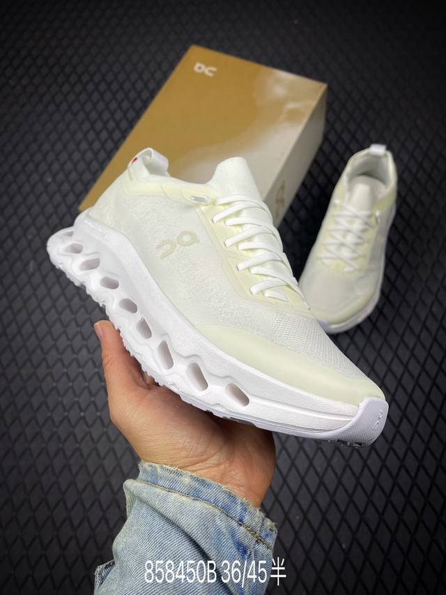 B Cloudtilt Moon 全新综合体能训练运动鞋Cloud X 舒适乐趣跑，缓震、轻量 On昂跑上演中底“变形计” ，打破传统格局缔造柔软脚感。 On昂