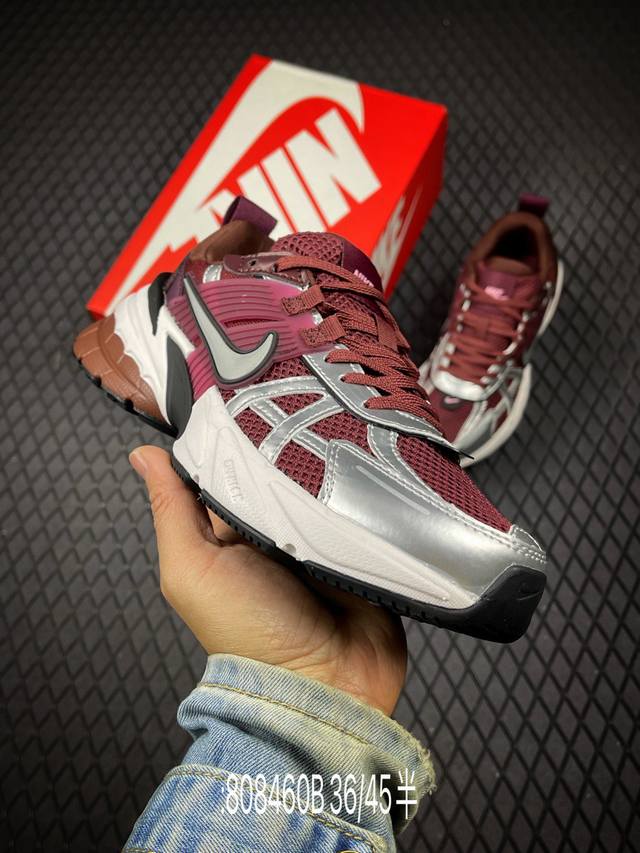 B 公司级Nike V2K Run 复古风潮 耐克 网面透气运动鞋 灰银紧致的鞋面材质提供良好的包裹性鞋侧 Swoosh以及鞋头部分搭配增添不少亮点的镀铬细节鞋