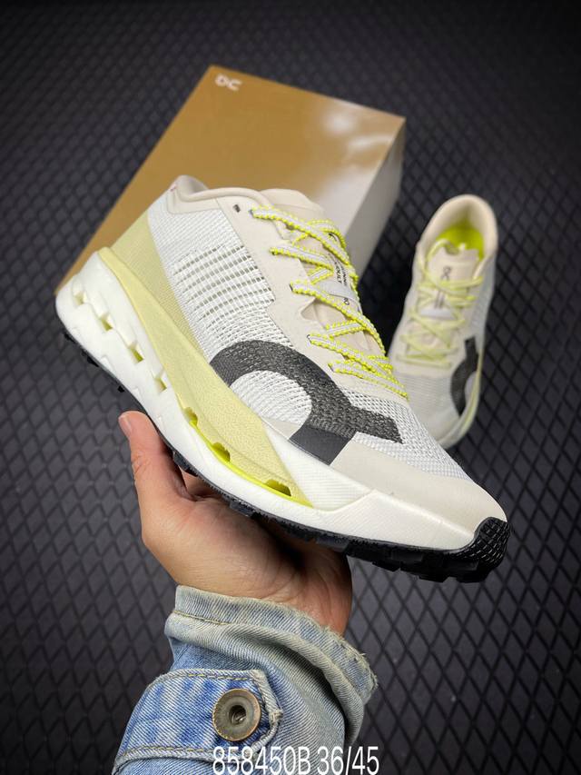 B On 昂跑 Cloudtilt 系列 鞋面采用一体成型布料 有弹性非常透气 鞋底是镂空设计 运用了Cloudtilt专利技术 弹力十足 毫无负重感 适合日常